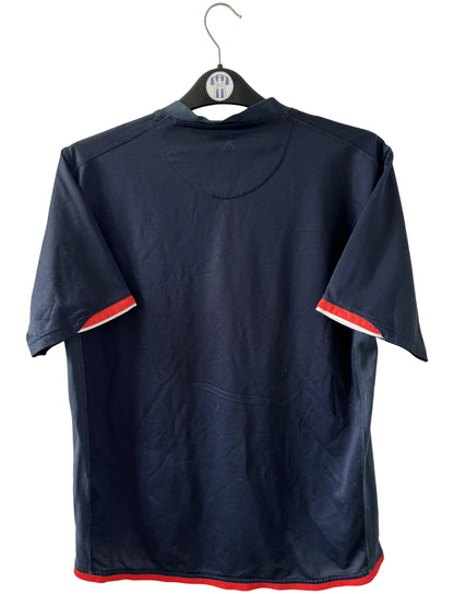 Maillot de foot vintage domicile blanc et rouge du PSG 2006/2007. On êut retrouver l'équipementier Nike. Il s'agit d'un maillot authentique d'époque.