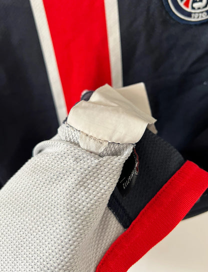 Maillot de foot vintage domicile blanc et rouge du PSG 2006/2007. On êut retrouver l'équipementier Nike. Il s'agit d'un maillot authentique d'époque.
