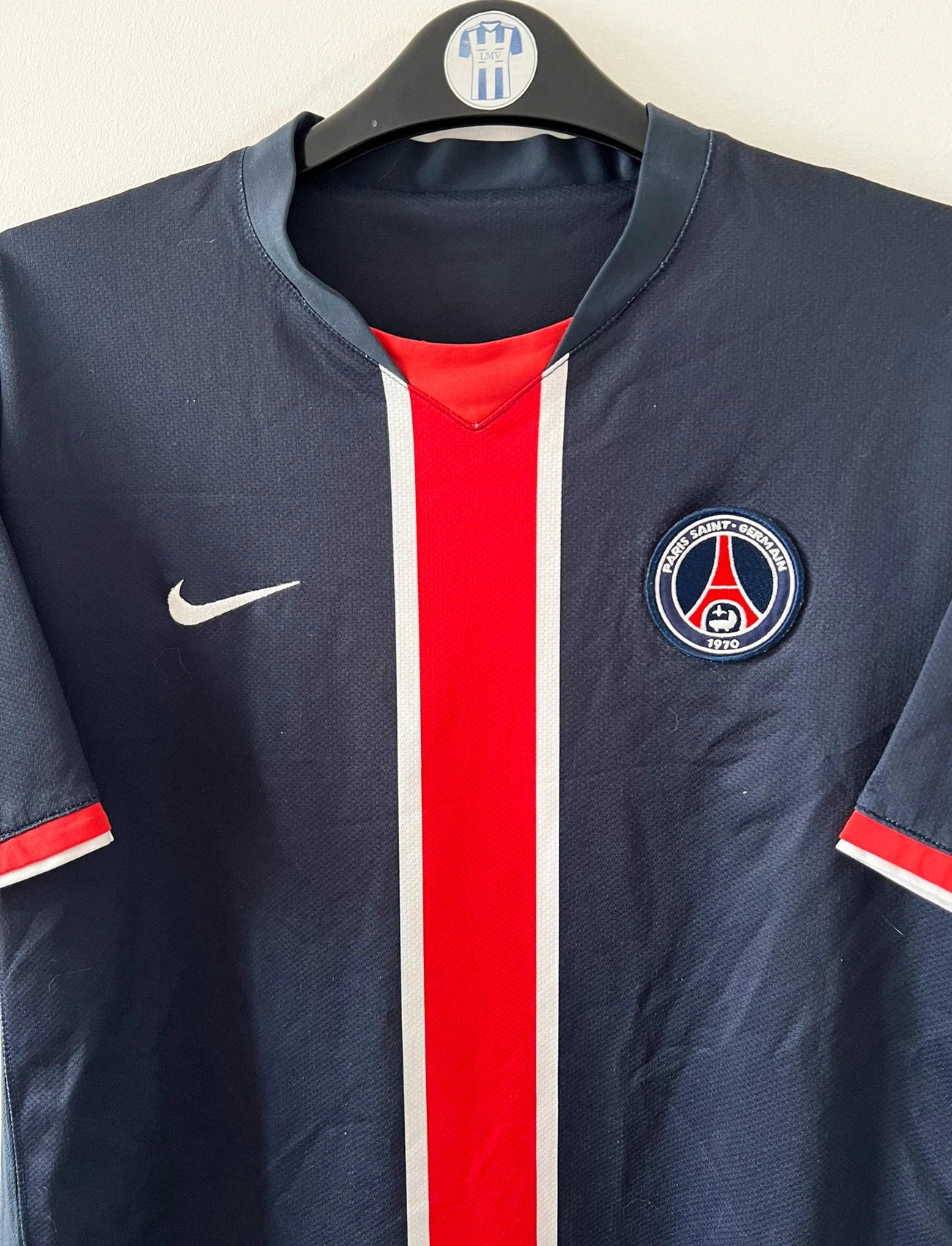 Maillot de foot vintage domicile blanc et rouge du PSG 2006/2007. On êut retrouver l'équipementier Nike. Il s'agit d'un maillot authentique d'époque.