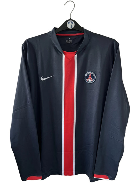 Maillot de foot vintage domicile bleu du PSG de la saison 2006/2007. On peut retrouver l'équipementier Nike. Il s'agit d'un maillot authentique d'époque issu du stock pro du PSG. 