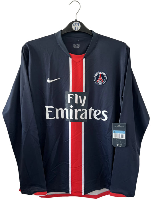 Maillot de foot vintage domicile bleu du PSG de la saison 2006/2007. On peut retrouver l'équipementier Nike et le sponsor Fly Emirates. Il s'agit d'un maillot authentique d'époque issu du stock pro du PSG.