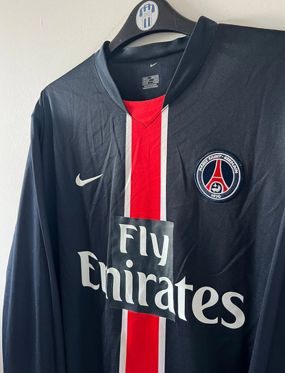 Maillot de foot vintage bleu et rouge du PSG saison 2006/2007 stock pro. On peut retrouver l'équipementier Nike et le sponsor Fly Emirates. Il s'agit d'un maillot authentique d'époque.