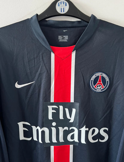 Maillot de foot vintage bleu et rouge du PSG saison 2006/2007 stock pro. On peut retrouver l'équipementier Nike et le sponsor Fly Emirates. Il s'agit d'un maillot authentique d'époque.