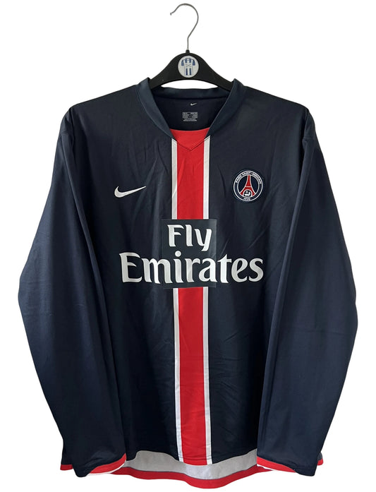 Maillot de foot vintage bleu et rouge du PSG saison 2006/2007 stock pro. On peut retrouver l'équipementier Nike et le sponsor Fly Emirates. Il s'agit d'un maillot authentique d'époque.