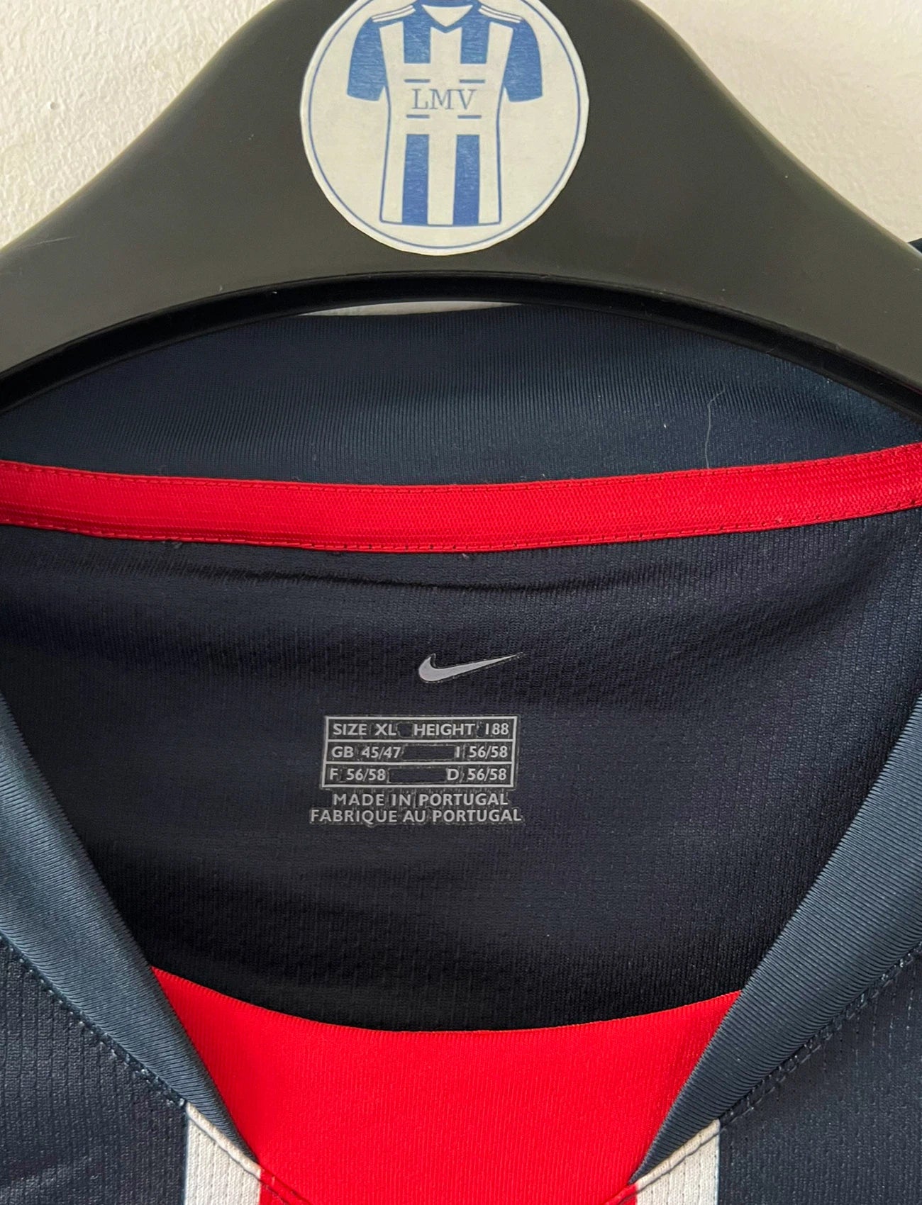 Maillot de foot vintage domicile bleu du PSG de la saison 2006/2007. On peut retrouver l'équipementier Nike. Il s'agit d'un maillot authentique d'époque issu du stock pro du PSG. 