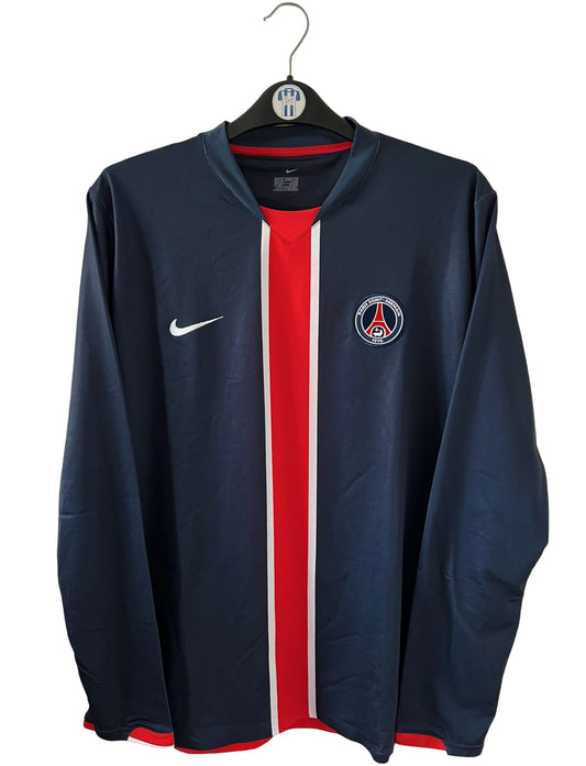 Maillot de foot vintage domicile bleu du PSG de la saison 2006/2007. On peut retrouver l'équipementier Nike. Il s'agit d'un maillot authentique d'époque issu du stock pro du PSG. 