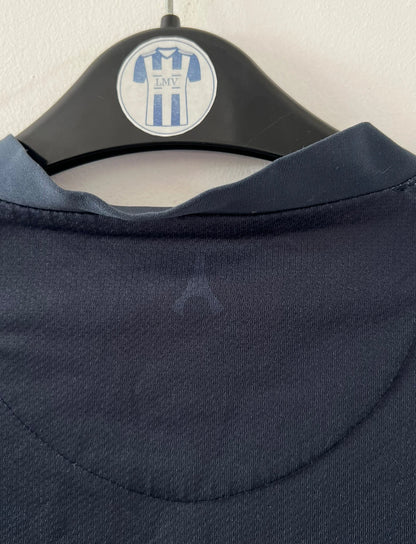 Maillot de foot vintage domicile blanc et rouge du PSG 2006/2007. On êut retrouver l'équipementier Nike. Il s'agit d'un maillot authentique d'époque.