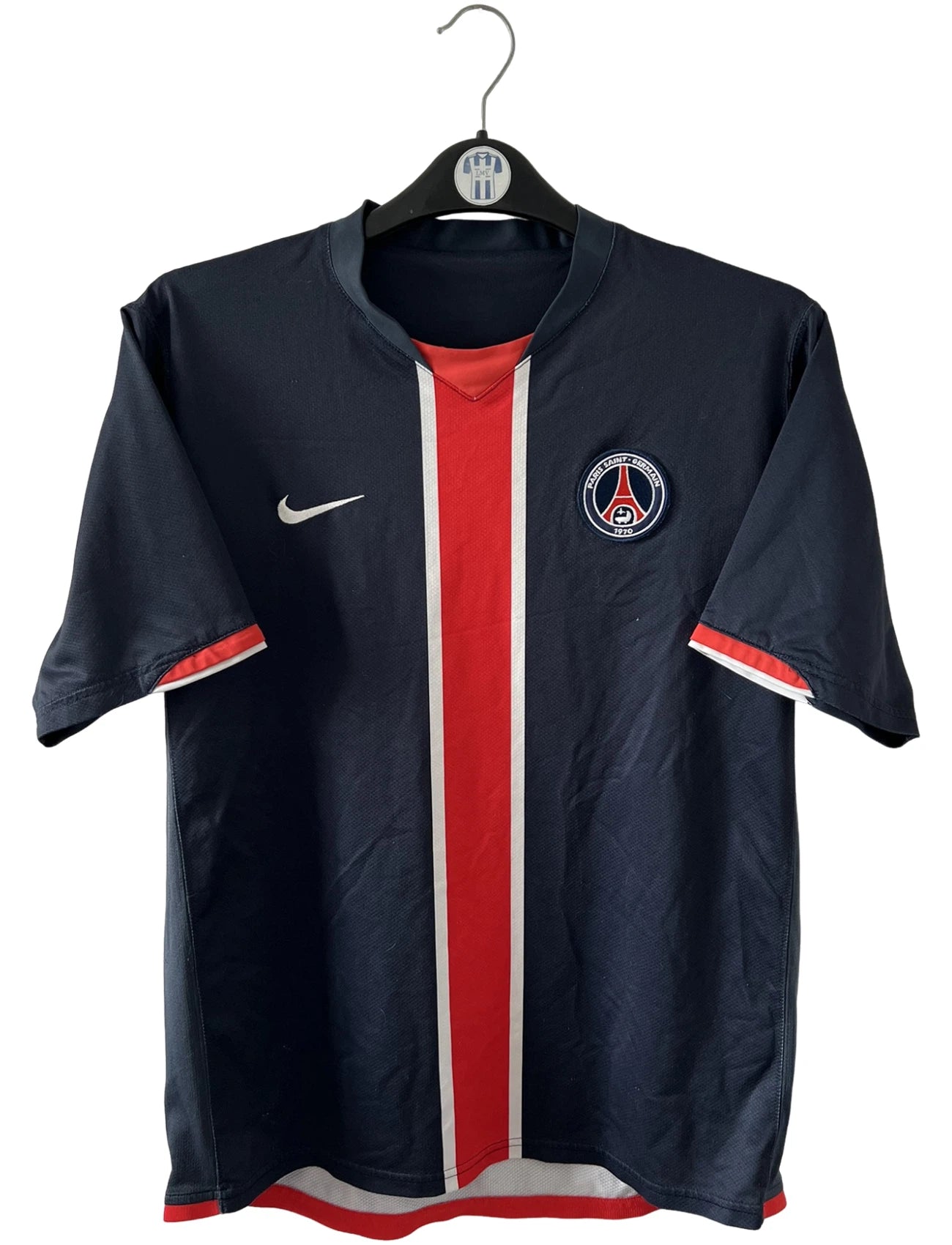 Maillot de foot vintage domicile blanc et rouge du PSG 2006/2007. On êut retrouver l'équipementier Nike. Il s'agit d'un maillot authentique d'époque.