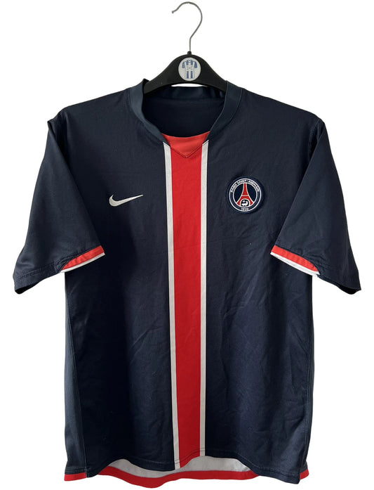 Maillot de foot vintage domicile blanc et rouge du PSG 2006/2007. On êut retrouver l'équipementier Nike. Il s'agit d'un maillot authentique d'époque.