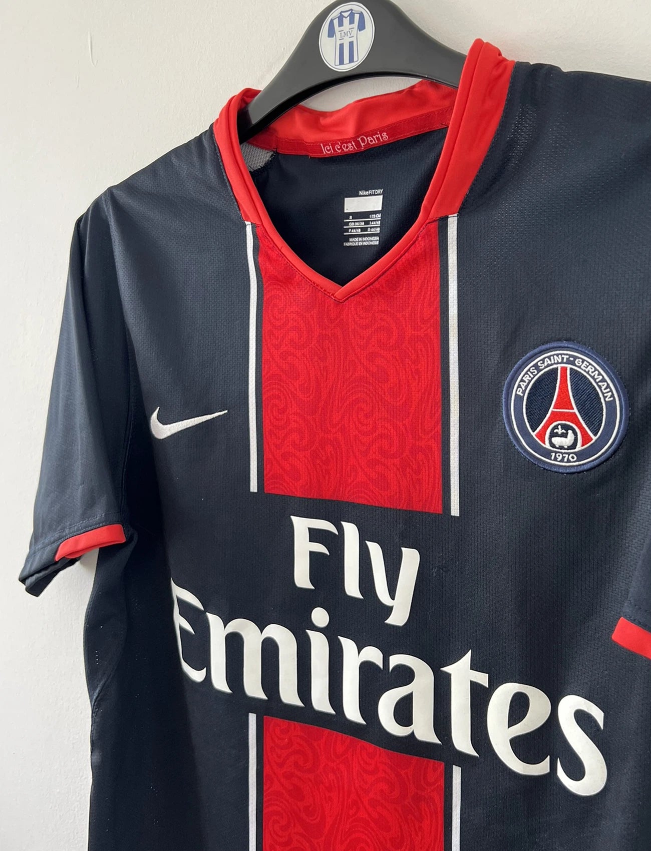 Maillot de foot vintage domicile bleu et rouge du PSG de la saison 2007/2008. On peut retrouver l'équipementier nike et le sponsor fly emirates. Il s'agit d'un maillot authentique d'époque comportant les numéros 238010-460
