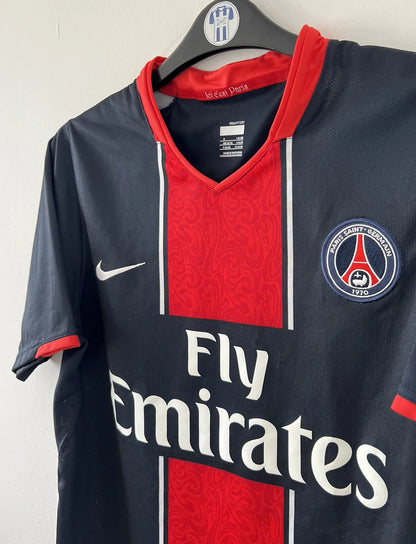 Maillot de foot vintage domicile bleu et rouge du PSG de la saison 2007/2008. On peut retrouver l'équipementier nike et le sponsor fly emirates. Il s'agit d'un maillot authentique d'époque comportant les numéros 238010-460