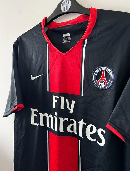 Maillot de foot vintage domicile bleu et rouge du PSG 2007/2008. On peut retrouver l'équipementier Nike et le sponsor Fly Emirates. Il s'agit d'un maillot authentique d'époque.