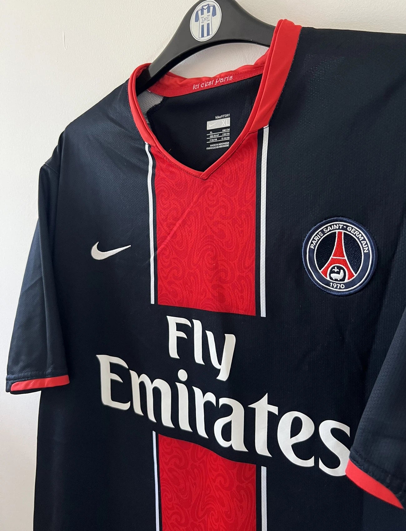 Maillot de foot vintage domicile bleu du PSG de la saison 2007/2008. On peut retrouver l'équipementier Nike et le sponsor Fly Emirates. Il s'agit d'un maillot authentique d'époque.
