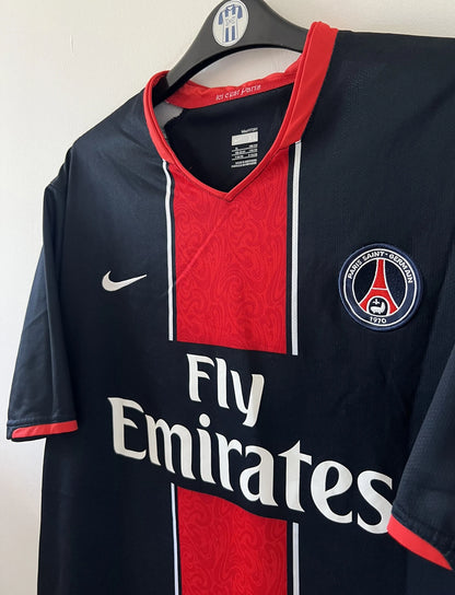 Maillot de foot vintage domicile bleu du PSG de la saison 2007/2008. On peut retrouver l'équipementier Nike et le sponsor Fly Emirates. Il s'agit d'un maillot authentique d'époque.