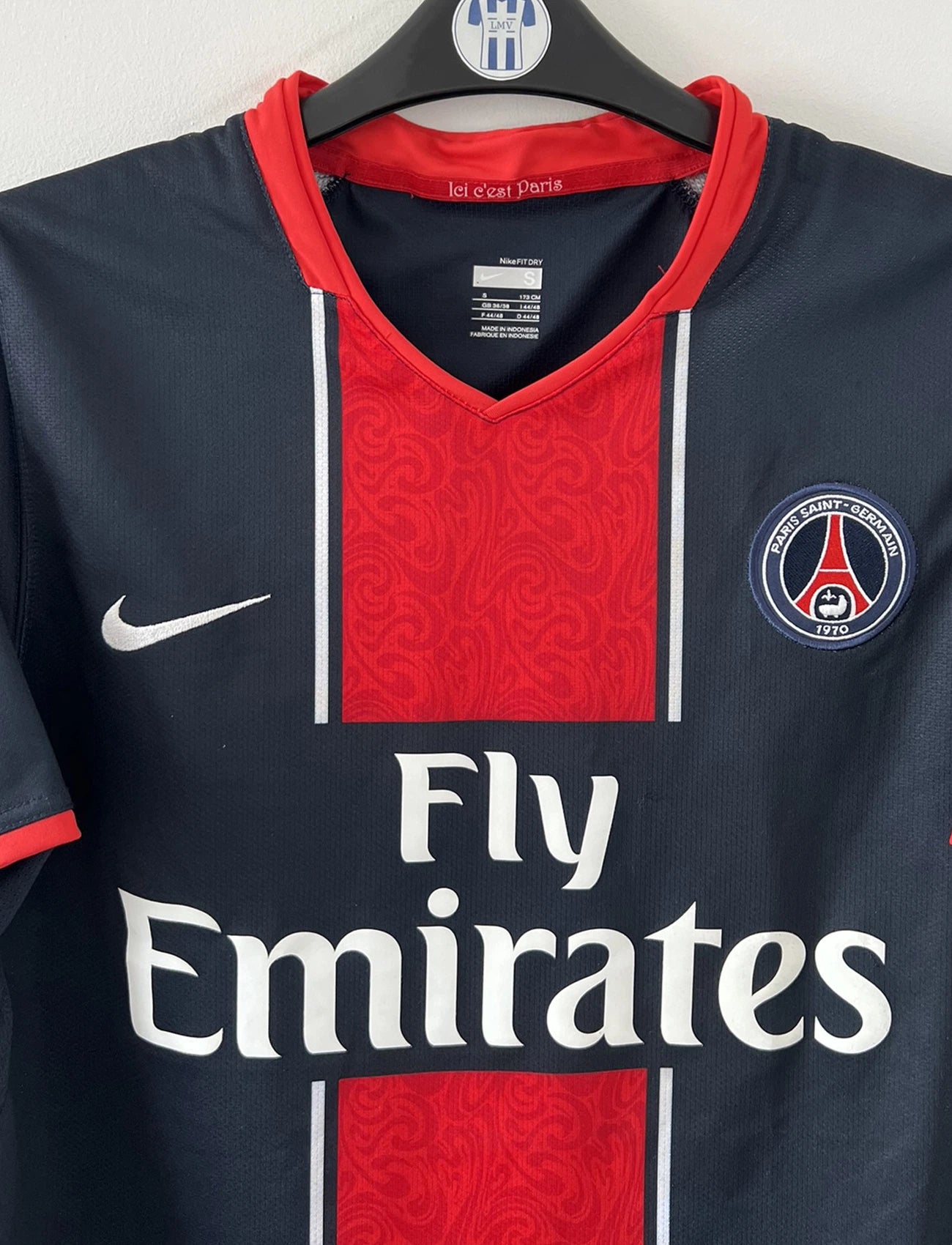 Maillot de foot vintage domicile bleu et rouge du PSG de la saison 2007/2008. On peut retrouver l'équipementier nike et le sponsor fly emirates. Il s'agit d'un maillot authentique d'époque comportant les numéros 238010-460