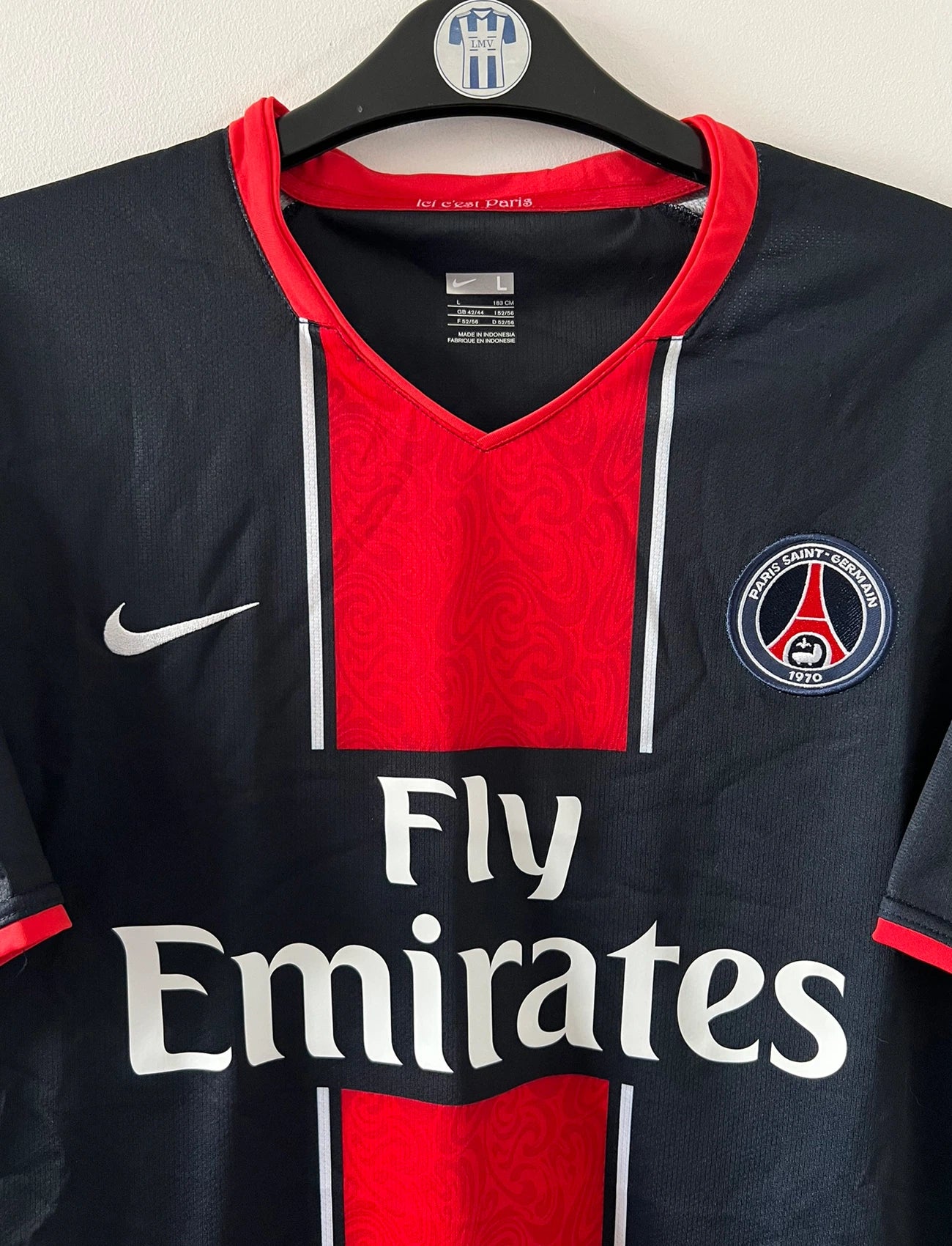 Maillot de foot vintage domicile bleu et rouge du PSG 2007/2008. On peut retrouver l'équipementier Nike et le sponsor Fly Emirates. Il s'agit d'un maillot authentique d'époque.