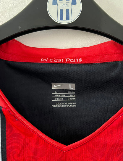 Maillot de foot vintage domicile bleu et rouge du PSG 2007/2008. On peut retrouver l'équipementier Nike et le sponsor Fly Emirates. Il s'agit d'un maillot authentique d'époque.