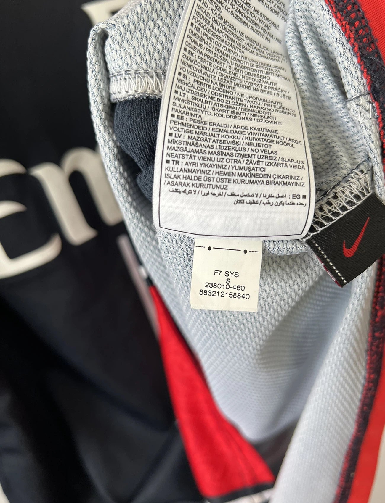 Maillot de foot vintage domicile bleu et rouge du PSG de la saison 2007/2008. On peut retrouver l'équipementier nike et le sponsor fly emirates. Il s'agit d'un maillot authentique d'époque comportant les numéros 238010-460