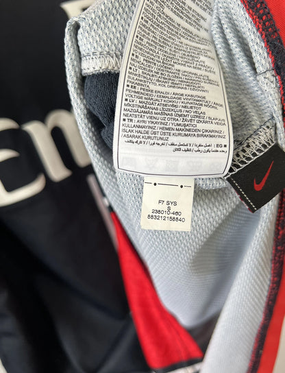 Maillot de foot vintage domicile bleu et rouge du PSG de la saison 2007/2008. On peut retrouver l'équipementier nike et le sponsor fly emirates. Il s'agit d'un maillot authentique d'époque comportant les numéros 238010-460