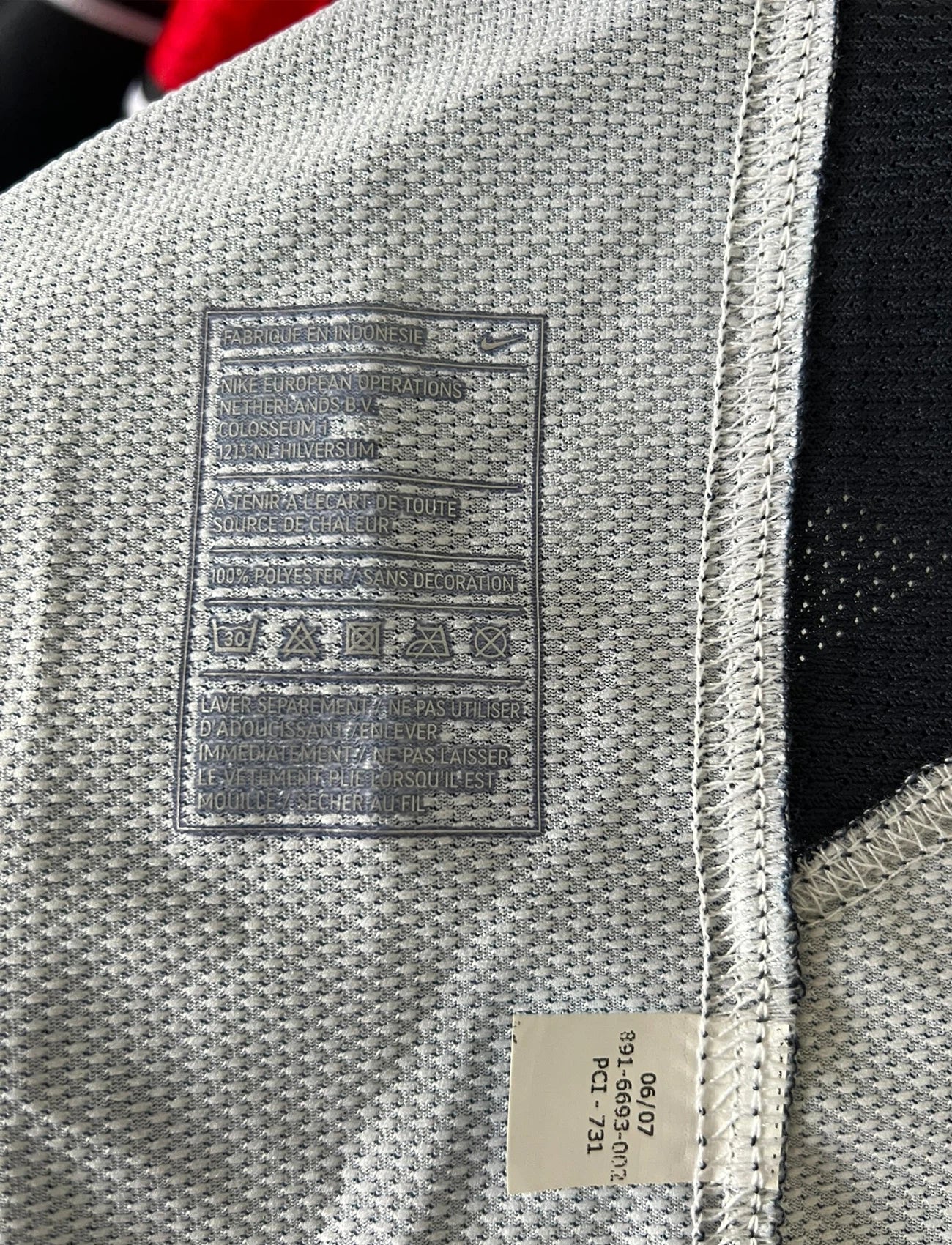 Maillot de foot vintage domicile bleu et rouge du PSG 2007/2008. On peut retrouver l'équipementier Nike et le sponsor Fly Emirates. Il s'agit d'un maillot authentique d'époque.