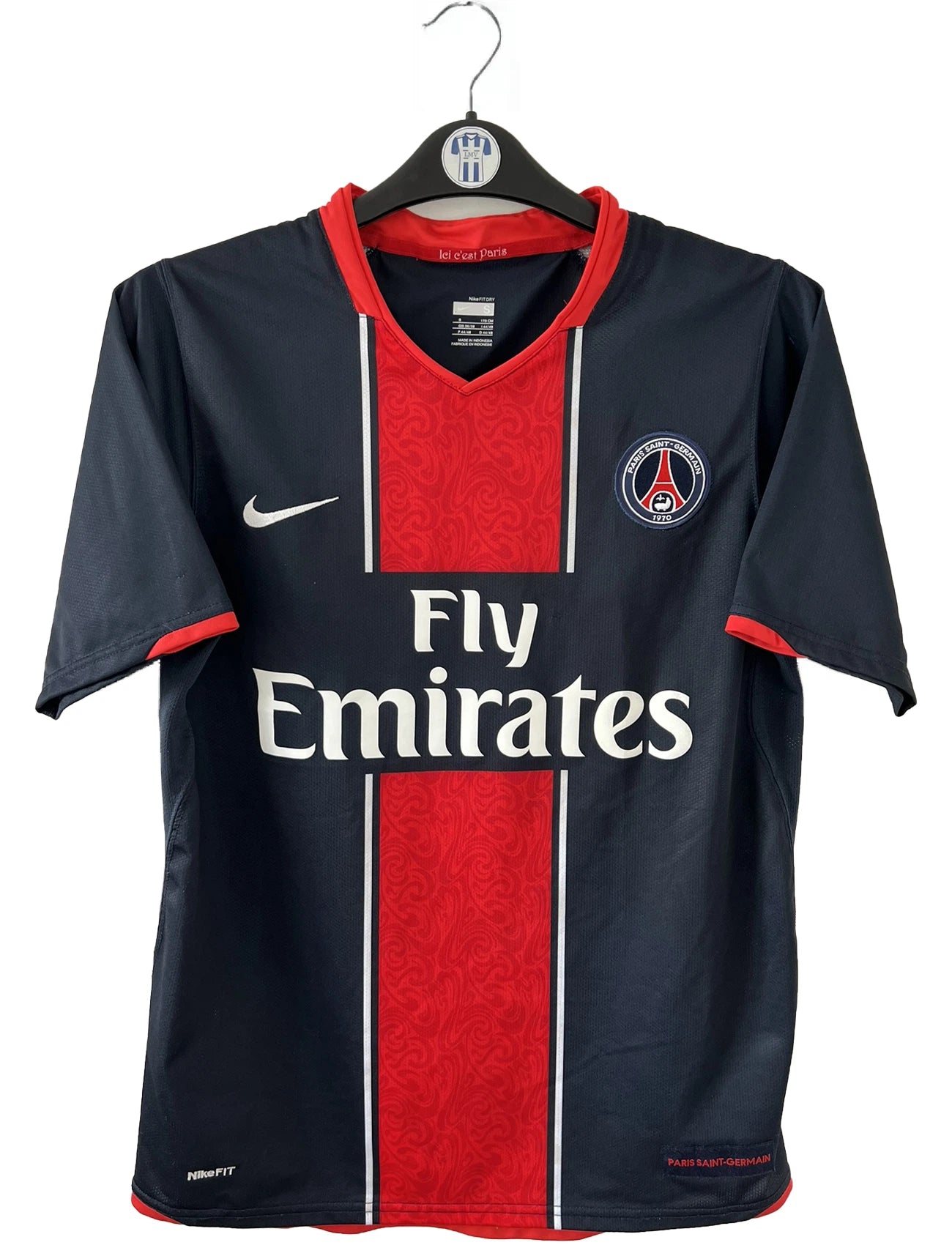 Maillot de foot vintage domicile bleu et rouge du PSG de la saison 2007/2008. On peut retrouver l'équipementier nike et le sponsor fly emirates. Il s'agit d'un maillot authentique d'époque comportant les numéros 238010-460