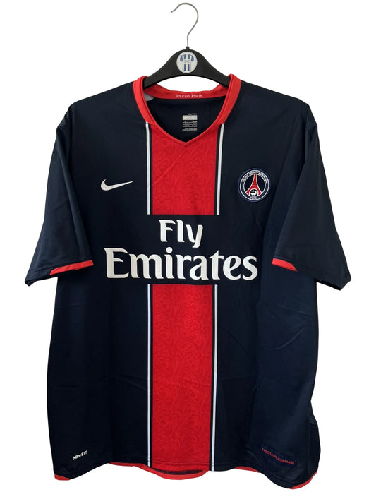 Maillot de foot vintage domicile bleu du PSG de la saison 2007/2008. On peut retrouver l'équipementier Nike et le sponsor Fly Emirates. Il s'agit d'un maillot authentique d'époque.