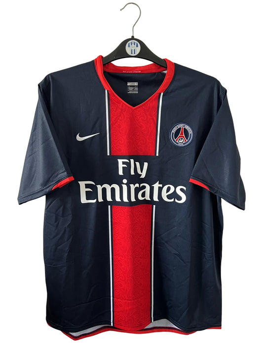 Maillot de foot vintage domicile bleu et rouge du PSG 2007/2008. On peut retrouver l'équipementier Nike et le sponsor Fly Emirates. Il s'agit d'un maillot authentique d'époque.