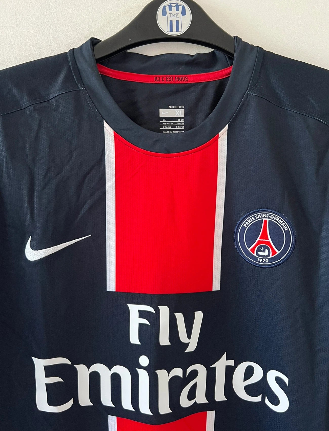 Maillot de foot vintage bleu du PSG de la saison 2008/2009. On peut retrouver l'équipementier Nike et le sponsor Fly Emirates. Il s'agit d'un maillot authentique d'époque.