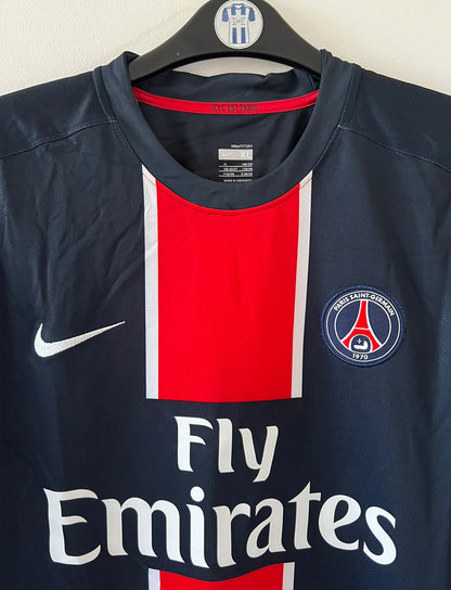 Maillot de foot vintage bleu du PSG de la saison 2008/2009. On peut retrouver l'équipementier Nike et le sponsor Fly Emirates. Il s'agit d'un maillot authentique d'époque.