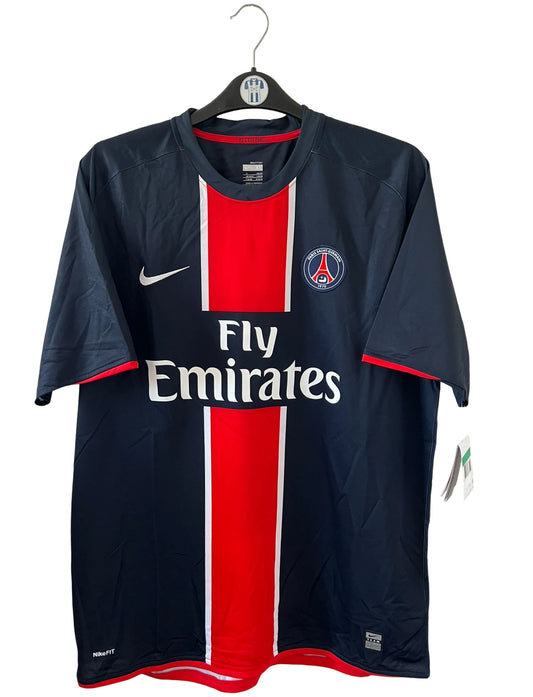 Maillot de foot vintage bleu du PSG de la saison 2008/2009. On peut retrouver l'équipementier Nike et le sponsor Fly Emirates. Il s'agit d'un maillot authentique d'époque.