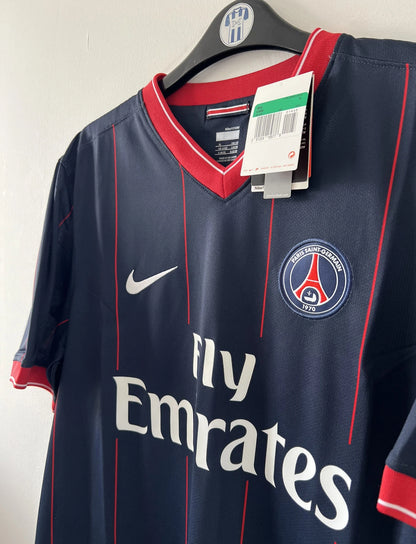 Maillot de foot vintage domicile bleu du PSG de la saison 2009/2010. On peut retrouver l'équipementier Nike et le sponsor fly emirates. Il s'agit d'un maillot authentique d'époque.