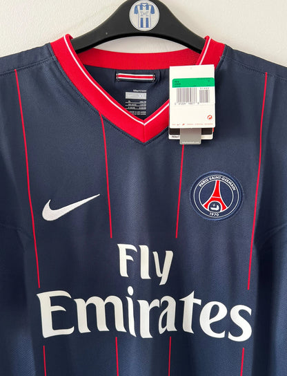 Maillot de foot vintage domicile bleu du PSG de la saison 2009/2010. On peut retrouver l'équipementier Nike et le sponsor fly emirates. Il s'agit d'un maillot authentique d'époque.