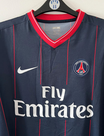 Maillot de foot vintage domicile bleu du PSG de la saison 2009/2010. Il s'agit d'un maillot issu du stock pro du club. On peut retrouver l'équipementier Nike et le sponsor Fly Emirates. Il s'agit d'un maillot authentique d'époque.