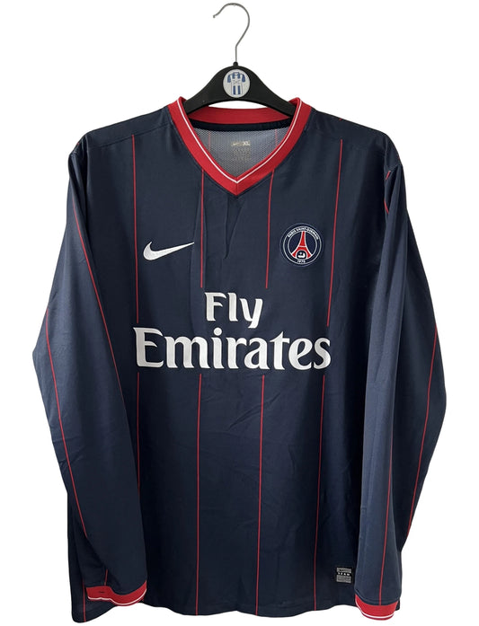 Maillot de foot vintage domicile bleu du PSG de la saison 2009/2010. Il s'agit d'un maillot issu du stock pro du club. On peut retrouver l'équipementier Nike et le sponsor Fly Emirates. Il s'agit d'un maillot authentique d'époque.