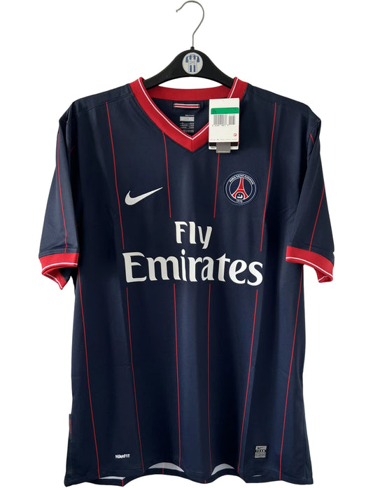 Maillot de foot vintage domicile bleu du PSG de la saison 2009/2010. On peut retrouver l'équipementier Nike et le sponsor fly emirates. Il s'agit d'un maillot authentique d'époque.