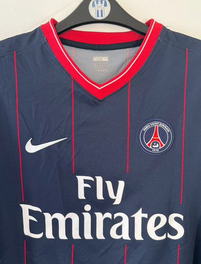 Maillot de foot vintage domicile bleu et rouge du PSG de la saison 2009/2010. On peut retrouver l'équipementier Nike et le sponsor Fly Emirates. Il s'agit d'un maillot authentique d'époque.
