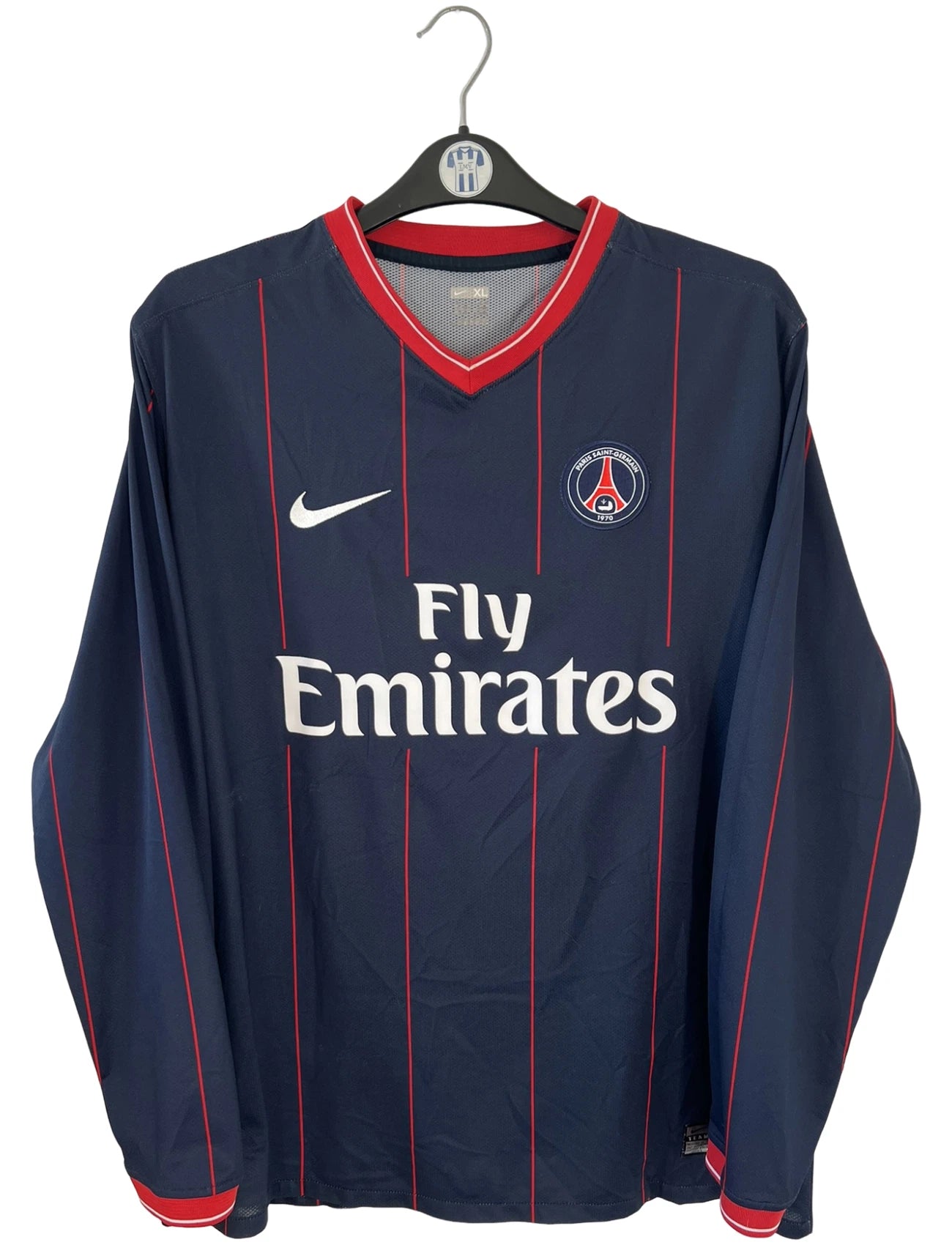 Maillot de foot vintage domicile bleu et rouge du PSG de la saison 2009/2010. On peut retrouver l'équipementier Nike et le sponsor Fly Emirates. Il s'agit d'un maillot authentique d'époque.