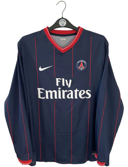 Maillot de foot vintage domicile bleu et rouge du PSG de la saison 2009/2010. On peut retrouver l'équipementier Nike et le sponsor Fly Emirates. Il s'agit d'un maillot authentique d'époque.