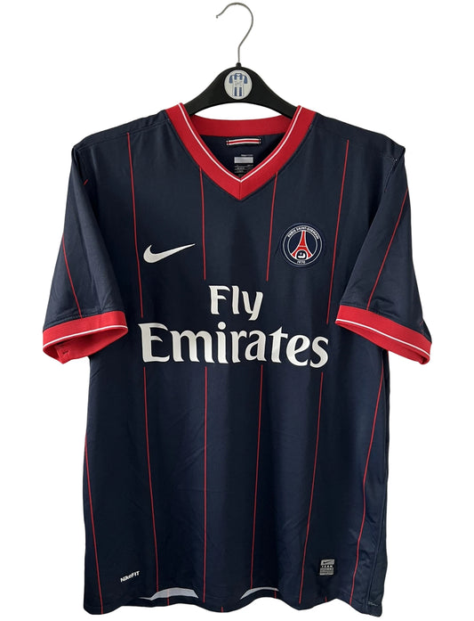 Maillot de foot vintage domicile bleu et rouge du psg 2009/2010. On peut retrouver l'équipementier Nike et le sponsor Fly Emirates. Il s'agit d'un maillot authentique d'époque. 