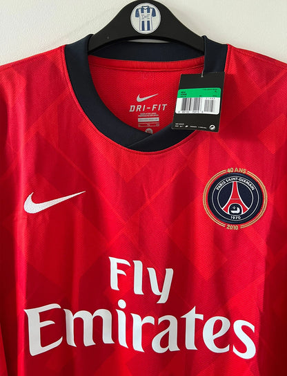 Maillot de foot vintage domicile rouge du PSG de la saison 2010/2011 édité pour les 40 ans du club. On peut retrouver l'équipementier Nike et le sponsor Fly Emirates. Il s'agit d'un maillot authentique issu du stock pro du club.