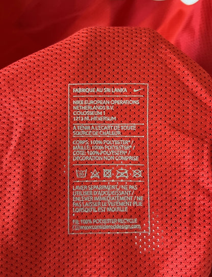 Maillot de foot vintage domicile rouge du PSG de la saison 2010/2011 édité pour les 40 ans du club. On peut retrouver l'équipementier Nike et le sponsor Fly Emirates. Il s'agit d'un maillot authentique issu du stock pro du club.