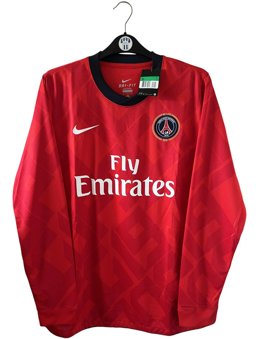 Maillot de foot vintage domicile rouge du PSG de la saison 2010/2011 édité pour les 40 ans du club. On peut retrouver l'équipementier Nike et le sponsor Fly Emirates. Il s'agit d'un maillot authentique issu du stock pro du club.