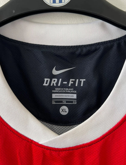 Maillot de foot vintage domicile bleu et rouge du PSG de la saison 2011/2012. On peut retrouver l'équipementier Nike et le sponsor Fly Emirates. Il s'agit d'un maillot authentique d'époque.
