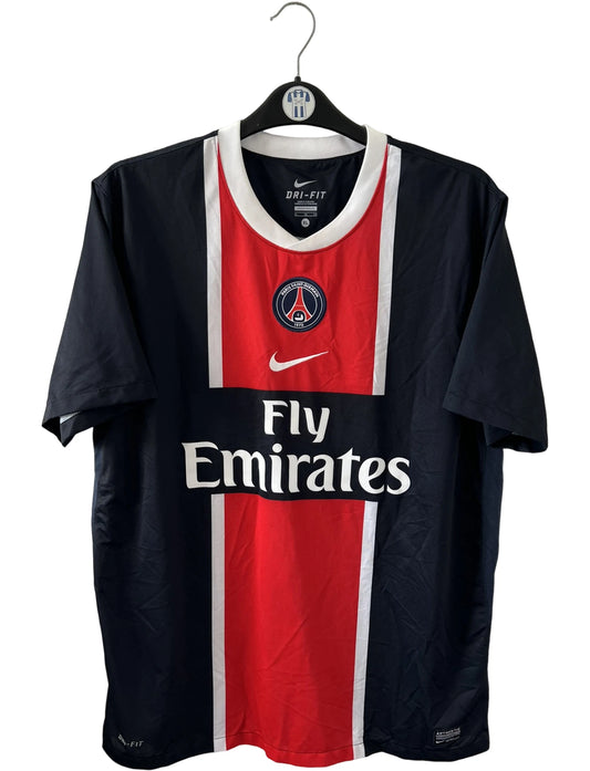 Maillot de foot vintage domicile bleu et rouge du PSG de la saison 2011/2012. On peut retrouver l'équipementier Nike et le sponsor Fly Emirates. Il s'agit d'un maillot authentique d'époque.