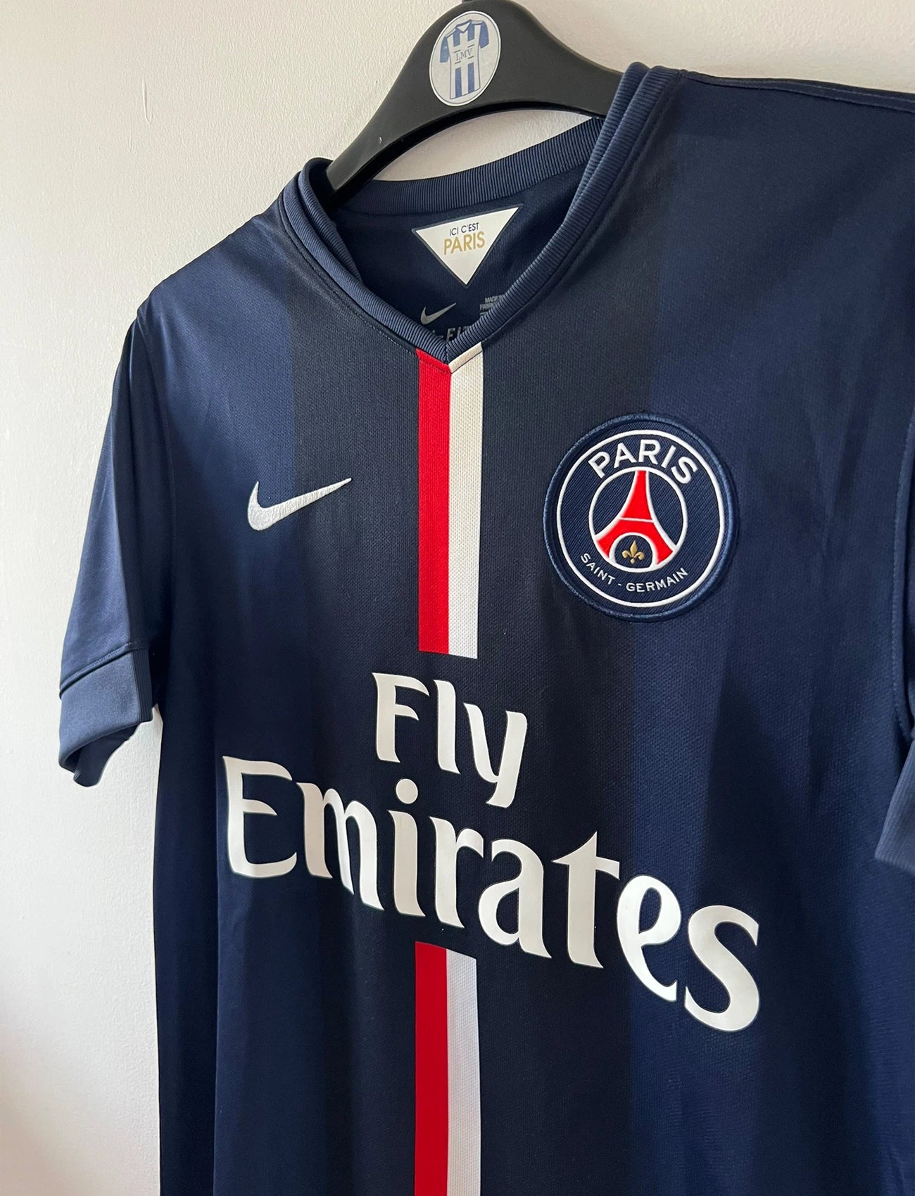 Maillot de foot vintage domicile bleu du PSG 2014/2015. On peut retrouver l'équipementier Nike et le sponsor Fly Emirates. Le maillot est floqué du numéro 10 Zlatan Ibrahimovic. Il s'agit d'un maillot authentique d'époque.