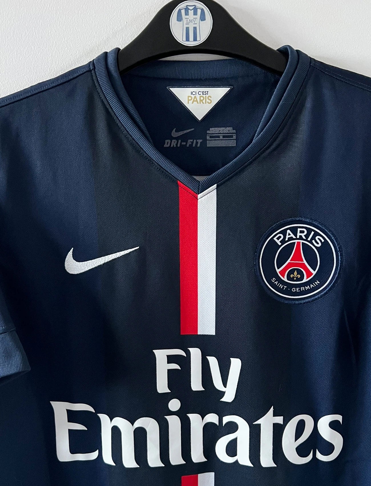 Maillot de foot vintage domicile bleu du PSG de la saison 2014/2015. On peut retrouver l'équipementier Nike et le sponsor Fly Emirates. Le maillot est floqué du numéro 10 Zlatan Ibrahimovic. Il s'agit d'un maillot authentique d'époque.