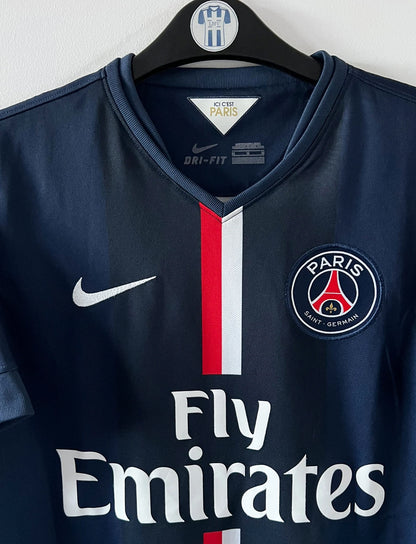Maillot de foot vintage domicile bleu du PSG de la saison 2014/2015. On peut retrouver l'équipementier Nike et le sponsor Fly Emirates. Le maillot est floqué du numéro 10 Zlatan Ibrahimovic. Il s'agit d'un maillot authentique d'époque.