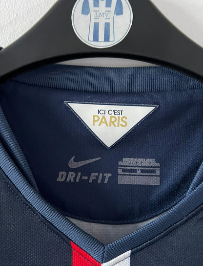 Maillot de foot vintage domicile bleu du PSG de la saison 2014/2015. On peut retrouver l'équipementier Nike et le sponsor Fly Emirates. Le maillot est floqué du numéro 10 Zlatan Ibrahimovic. Il s'agit d'un maillot authentique d'époque.