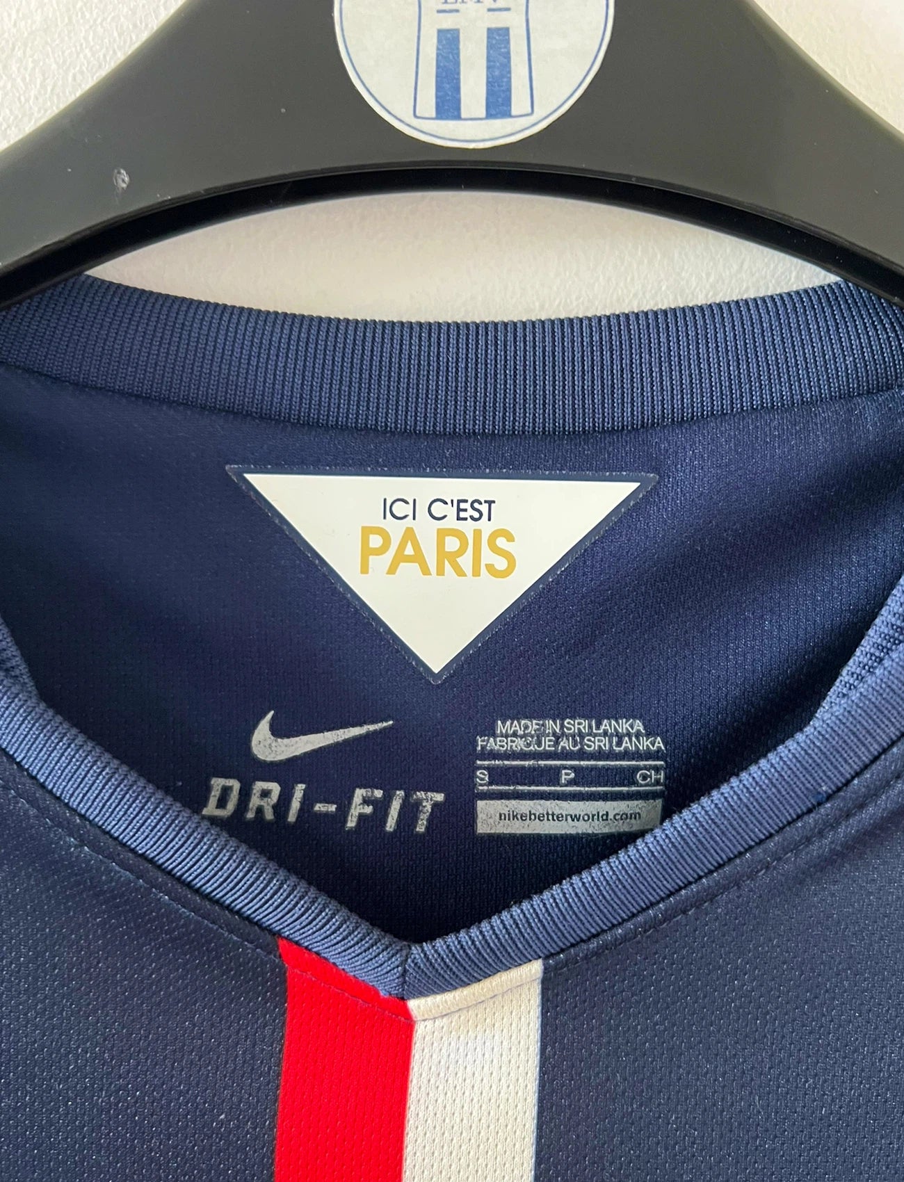 Maillot de foot vintage domicile bleu du PSG 2014/2015. On peut retrouver l'équipementier Nike et le sponsor Fly Emirates. Le maillot est floqué du numéro 10 Zlatan Ibrahimovic. Il s'agit d'un maillot authentique d'époque.