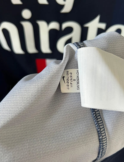 Maillot de foot vintage domicile bleu du PSG 2014/2015. On peut retrouver l'équipementier Nike et le sponsor Fly Emirates. Le maillot est floqué du numéro 10 Zlatan Ibrahimovic. Il s'agit d'un maillot authentique d'époque.